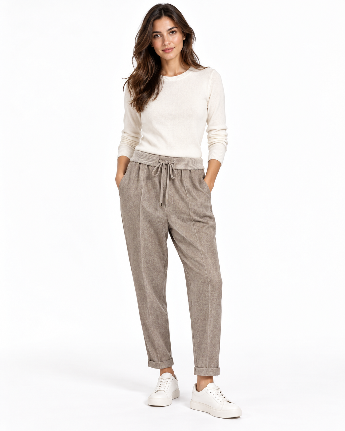 Modella in maglione e pantaloni taupe